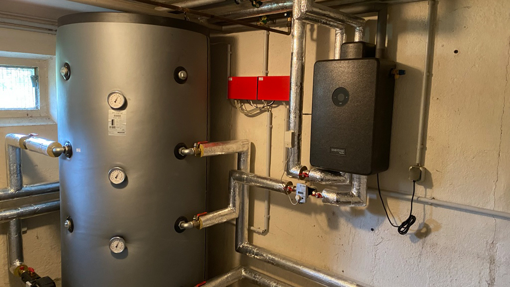Moderne Badezimmerinstallation mit eleganter Ausstattung