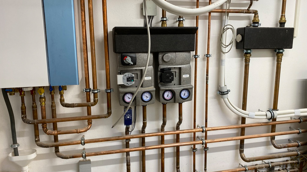 Fachgerechte Installation einer Wärmepumpe im Außenbereich